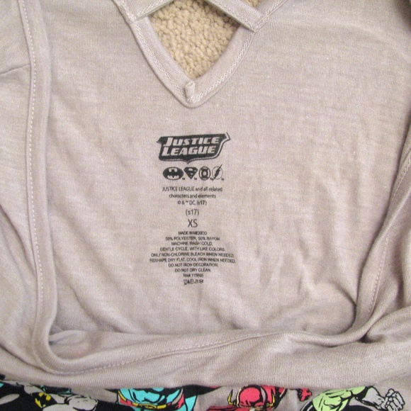 Super Heroes Long Sleeve Graphic Tee Womens Size XS Extra Small Grey Comics - Picture 6 of 9